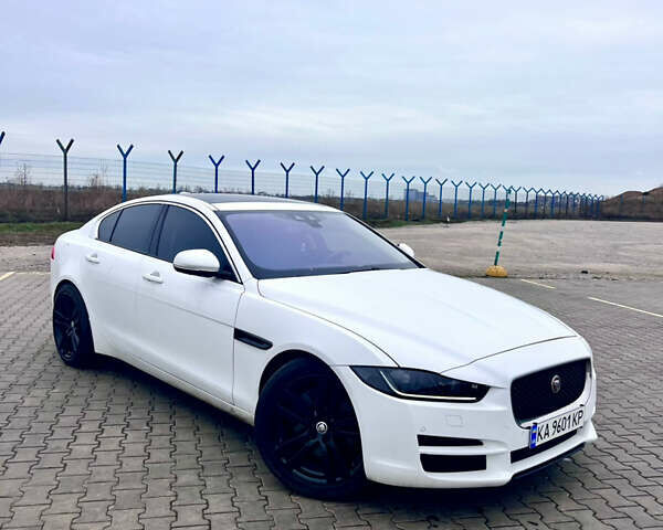 Белый Ягуар XE, объемом двигателя 2 л и пробегом 97 тыс. км за 12999 $, фото 1 на Automoto.ua