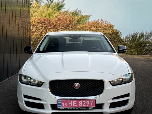 Белый Ягуар XE, объемом двигателя 2 л и пробегом 150 тыс. км за 9900 $, фото 1 на Automoto.ua