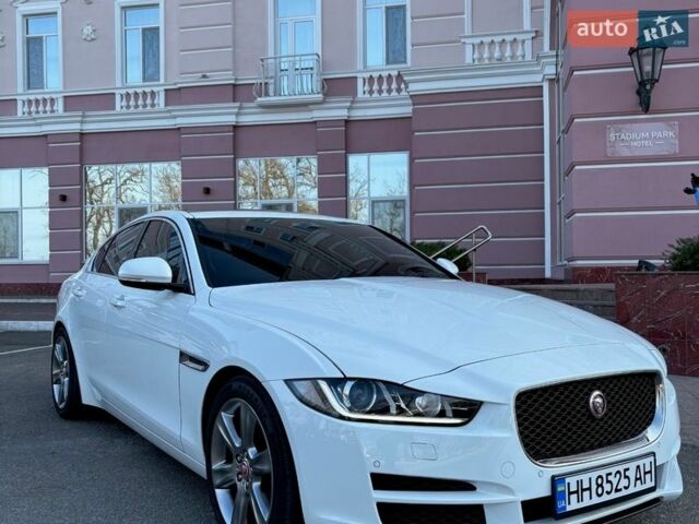 Белый Ягуар XE, объемом двигателя 2 л и пробегом 92 тыс. км за 16500 $, фото 1 на Automoto.ua
