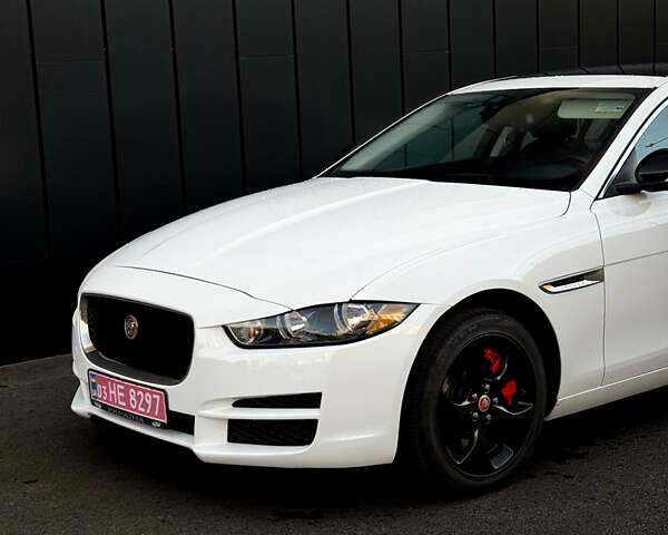 Білий Ягуар XE, об'ємом двигуна 2 л та пробігом 150 тис. км за 10500 $, фото 1 на Automoto.ua