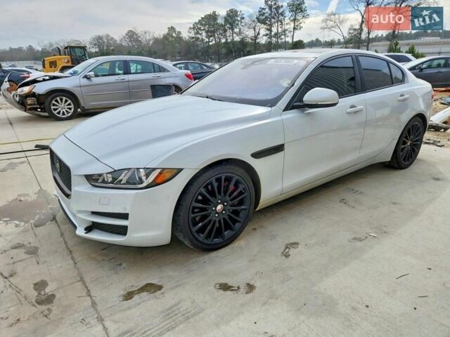 Белый Ягуар XE, объемом двигателя 3 л и пробегом 119 тыс. км за 2000 $, фото 1 на Automoto.ua