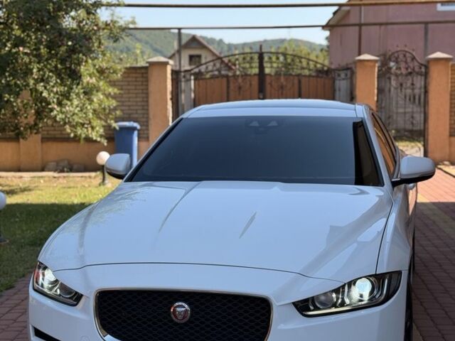 Белый Ягуар XE, объемом двигателя 2 л и пробегом 144 тыс. км за 14938 $, фото 1 на Automoto.ua