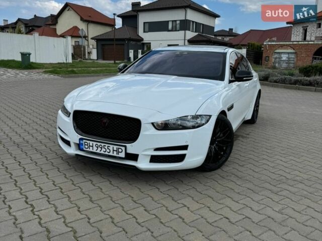 Белый Ягуар XE, объемом двигателя 2 л и пробегом 99 тыс. км за 13999 $, фото 1 на Automoto.ua