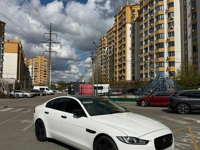 Белый Ягуар XE, объемом двигателя 2 л и пробегом 61 тыс. км за 20999 $, фото 1 на Automoto.ua