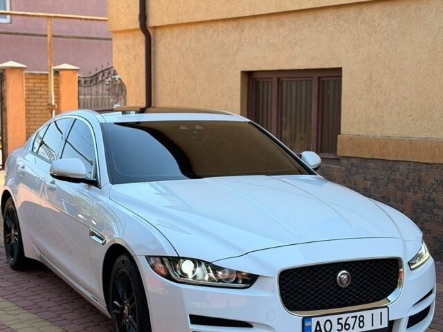 Белый Ягуар XE, объемом двигателя 2 л и пробегом 141 тыс. км за 15900 $, фото 1 на Automoto.ua