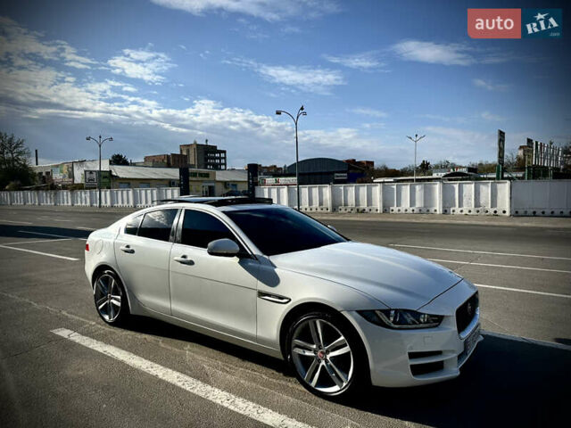 Белый Ягуар XE, объемом двигателя 2 л и пробегом 61 тыс. км за 23000 $, фото 1 на Automoto.ua