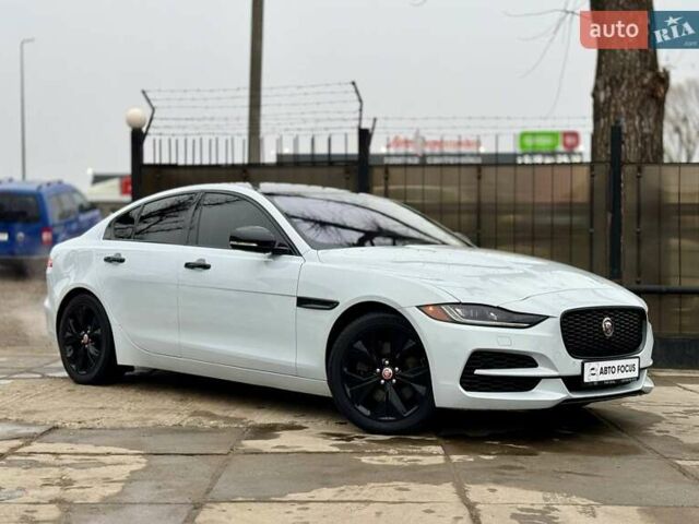 Белый Ягуар XE, объемом двигателя 2 л и пробегом 55 тыс. км за 28990 $, фото 1 на Automoto.ua