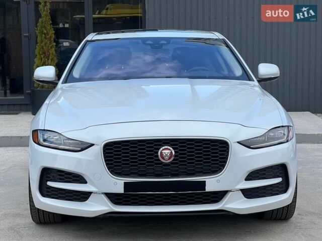Белый Ягуар XE, объемом двигателя 2 л и пробегом 62 тыс. км за 22000 $, фото 1 на Automoto.ua