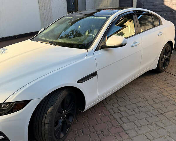Белый Ягуар XE, объемом двигателя 2 л и пробегом 78 тыс. км за 21000 $, фото 1 на Automoto.ua