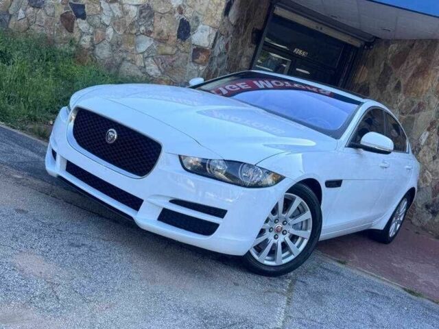 Белый Ягуар XE, объемом двигателя 2 л и пробегом 87 тыс. км за 2800 $, фото 1 на Automoto.ua