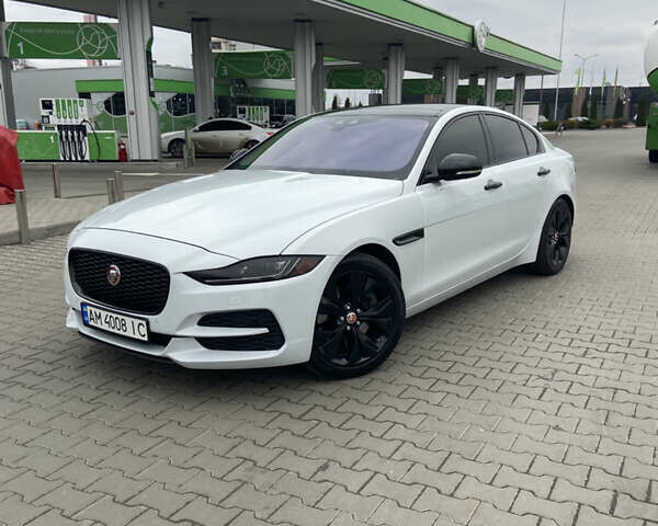 Белый Ягуар XE, объемом двигателя 2 л и пробегом 61 тыс. км за 20999 $, фото 1 на Automoto.ua