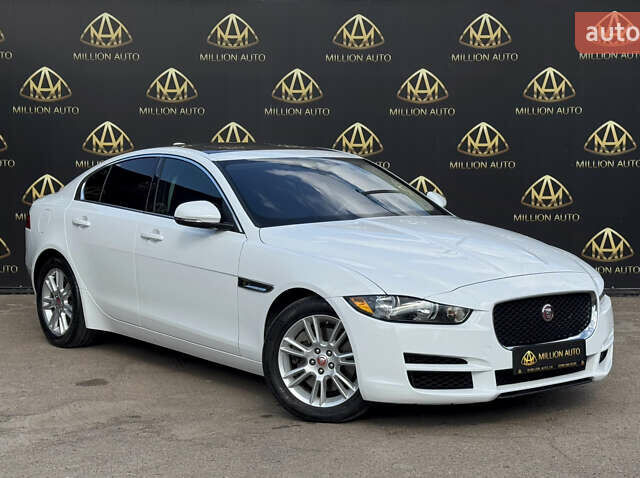 Белый Ягуар XE, объемом двигателя 2 л и пробегом 109 тыс. км за 18900 $, фото 1 на Automoto.ua