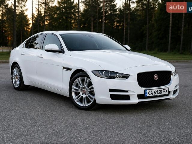 Белый Ягуар XE, объемом двигателя 2 л и пробегом 147 тыс. км за 18500 $, фото 1 на Automoto.ua