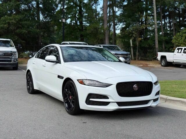 Белый Ягуар XE, объемом двигателя 2 л и пробегом 47 тыс. км за 5497 $, фото 1 на Automoto.ua