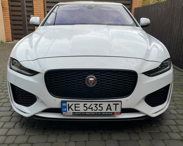 Белый Ягуар XE, объемом двигателя 2 л и пробегом 79 тыс. км за 20500 $, фото 1 на Automoto.ua