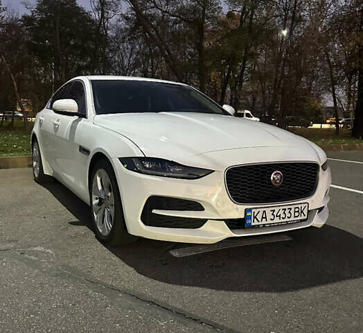 Белый Ягуар XE, объемом двигателя 2 л и пробегом 87 тыс. км за 24800 $, фото 1 на Automoto.ua