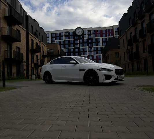 Белый Ягуар XE, объемом двигателя 2 л и пробегом 63 тыс. км за 30500 $, фото 1 на Automoto.ua
