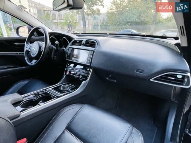 Чорний Ягуар XE, об'ємом двигуна 2 л та пробігом 147 тис. км за 13900 $, фото 1 на Automoto.ua
