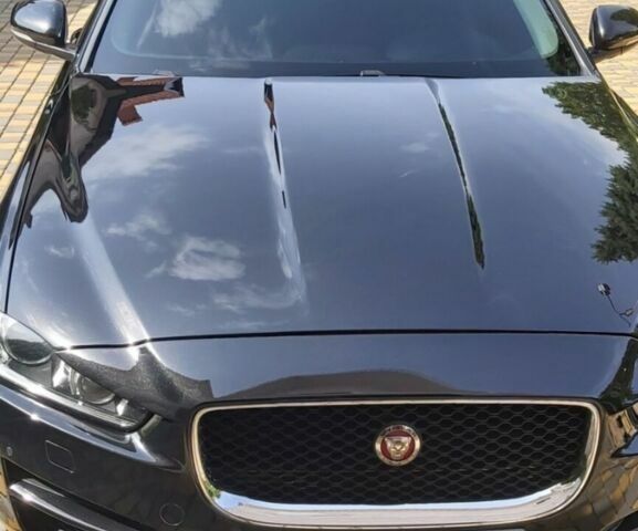 Черный Ягуар XE, объемом двигателя 2 л и пробегом 131 тыс. км за 16000 $, фото 1 на Automoto.ua