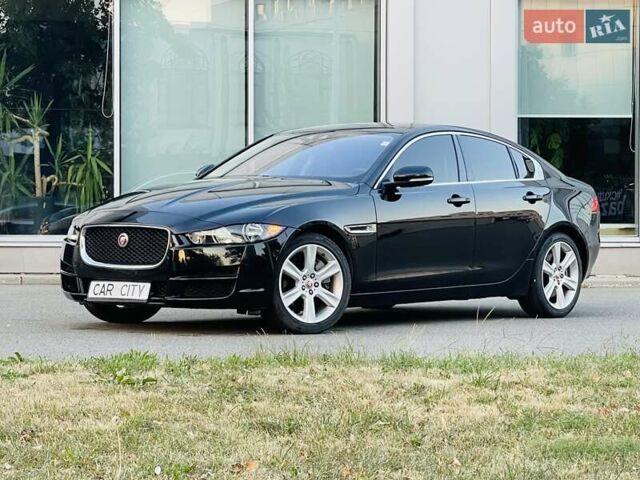 Черный Ягуар XE, объемом двигателя 2 л и пробегом 143 тыс. км за 15600 $, фото 1 на Automoto.ua