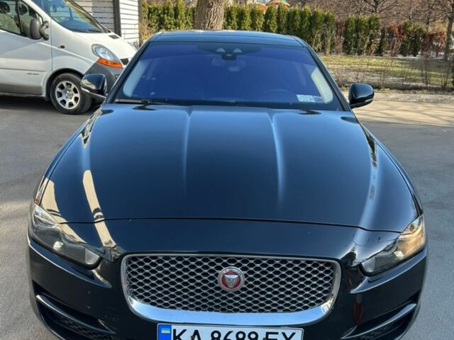 Черный Ягуар XE, объемом двигателя 3 л и пробегом 130 тыс. км за 14999 $, фото 1 на Automoto.ua