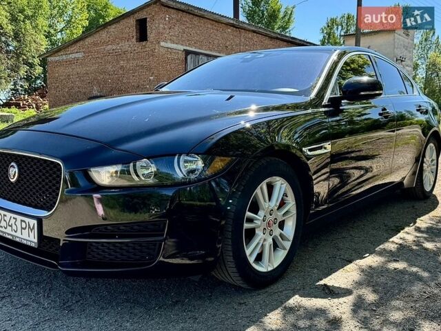 Черный Ягуар XE, объемом двигателя 2 л и пробегом 105 тыс. км за 13900 $, фото 1 на Automoto.ua