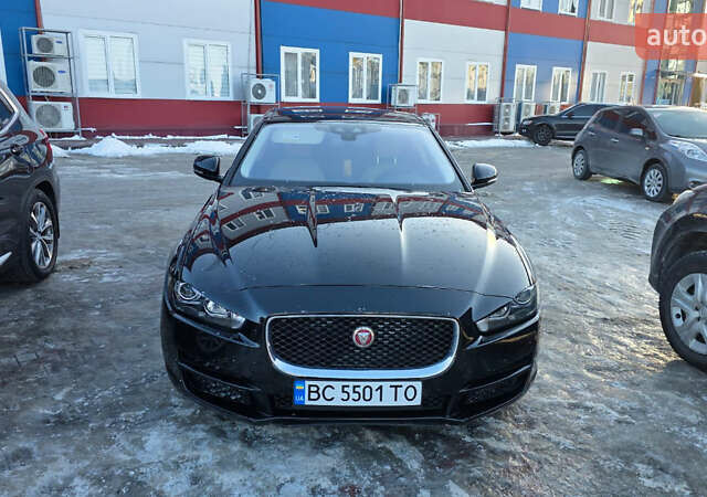 Черный Ягуар XE, объемом двигателя 2 л и пробегом 80 тыс. км за 12800 $, фото 1 на Automoto.ua