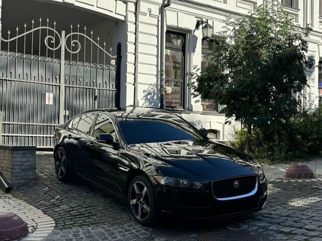 Черный Ягуар XE, объемом двигателя 2 л и пробегом 178 тыс. км за 11300 $, фото 1 на Automoto.ua