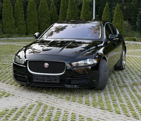 Черный Ягуар XE, объемом двигателя 2 л и пробегом 150 тыс. км за 11496 $, фото 1 на Automoto.ua