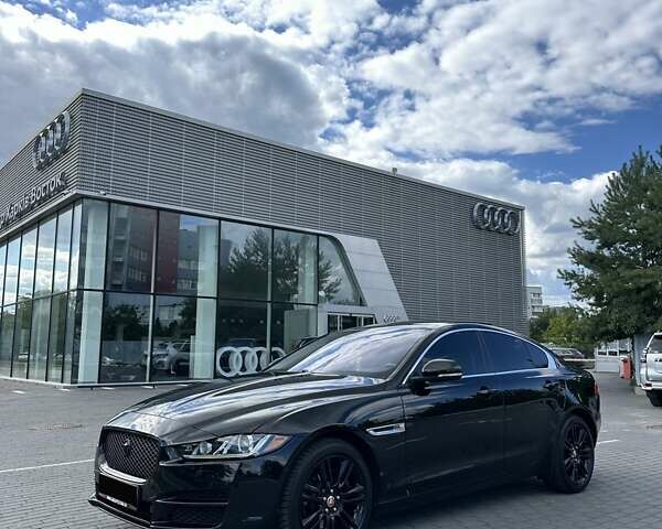 Черный Ягуар XE, объемом двигателя 2 л и пробегом 56 тыс. км за 18500 $, фото 1 на Automoto.ua