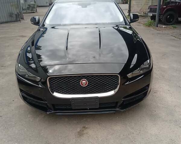 Черный Ягуар XE, объемом двигателя 2 л и пробегом 125 тыс. км за 18000 $, фото 1 на Automoto.ua