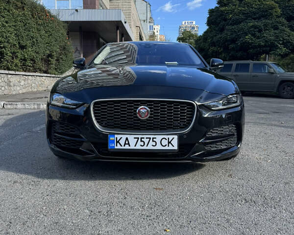 Черный Ягуар XE, объемом двигателя 2 л и пробегом 69 тыс. км за 22000 $, фото 1 на Automoto.ua