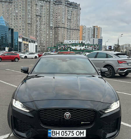 Черный Ягуар XE, объемом двигателя 2 л и пробегом 39 тыс. км за 43000 $, фото 1 на Automoto.ua