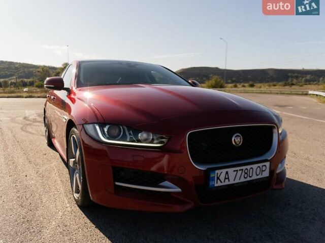 Красный Ягуар XE, объемом двигателя 2 л и пробегом 144 тыс. км за 15000 $, фото 1 на Automoto.ua