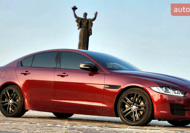 Красный Ягуар XE, объемом двигателя 2 л и пробегом 74 тыс. км за 16300 $, фото 1 на Automoto.ua