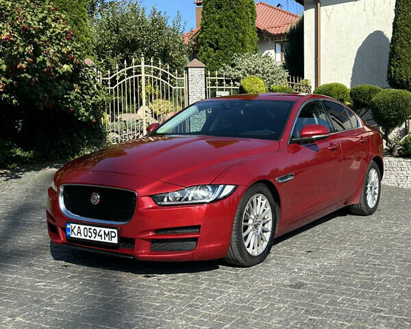Красный Ягуар XE, объемом двигателя 2 л и пробегом 110 тыс. км за 11999 $, фото 1 на Automoto.ua