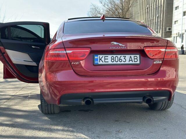 Красный Ягуар XE, объемом двигателя 3 л и пробегом 114 тыс. км за 16500 $, фото 1 на Automoto.ua