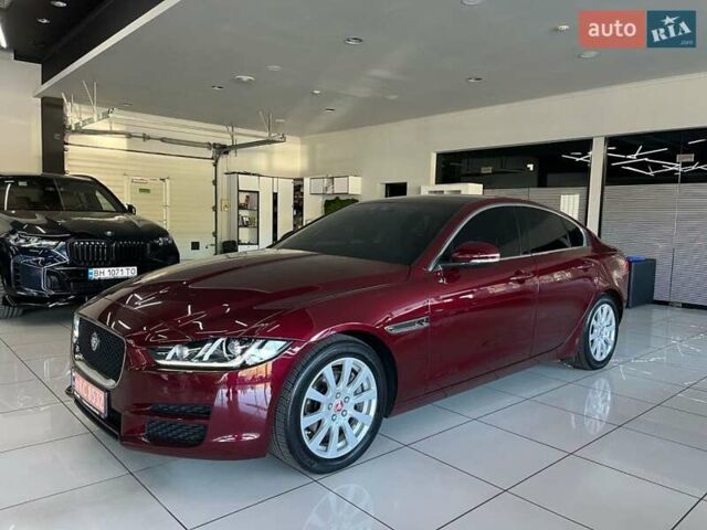 Красный Ягуар XE, объемом двигателя 2 л и пробегом 107 тыс. км за 15500 $, фото 1 на Automoto.ua