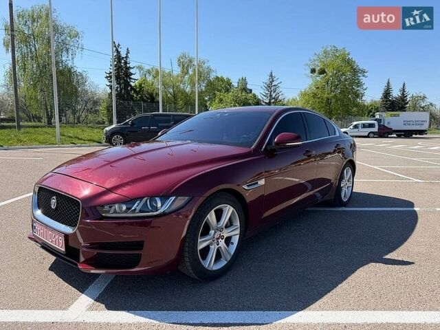 Красный Ягуар XE, объемом двигателя 2 л и пробегом 215 тыс. км за 13500 $, фото 1 на Automoto.ua