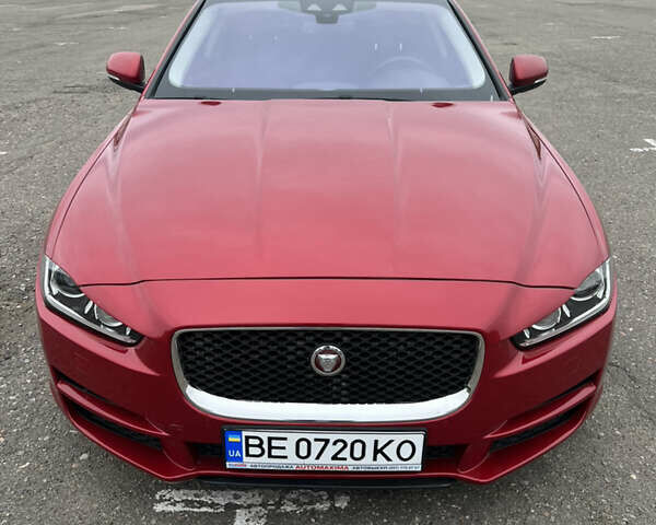 Красный Ягуар XE, объемом двигателя 2 л и пробегом 44 тыс. км за 22000 $, фото 1 на Automoto.ua