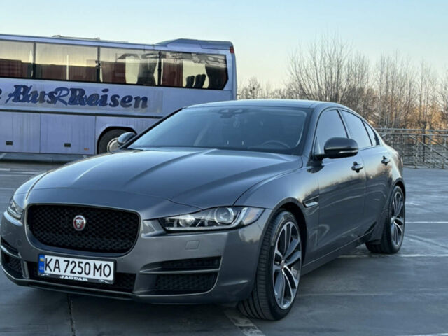 Серый Ягуар XE, объемом двигателя 2 л и пробегом 136 тыс. км за 17600 $, фото 1 на Automoto.ua