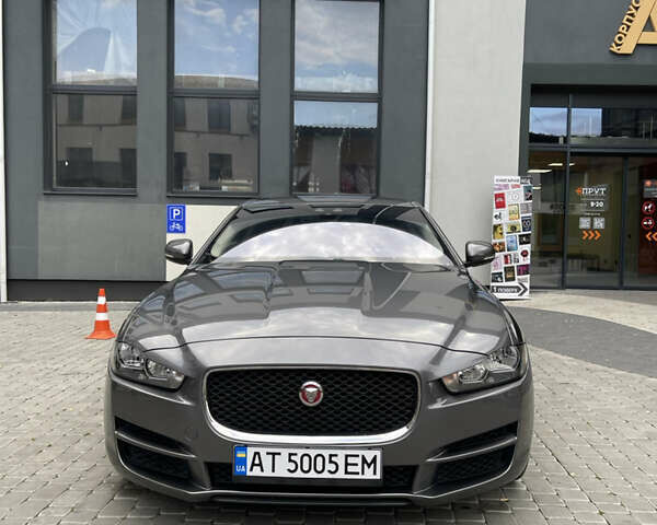 Серый Ягуар XE, объемом двигателя 2 л и пробегом 74 тыс. км за 15400 $, фото 1 на Automoto.ua