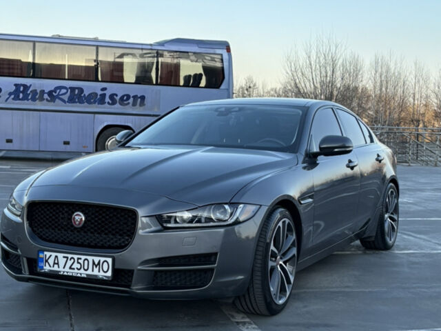 Серый Ягуар XE, объемом двигателя 2 л и пробегом 136 тыс. км за 17600 $, фото 1 на Automoto.ua