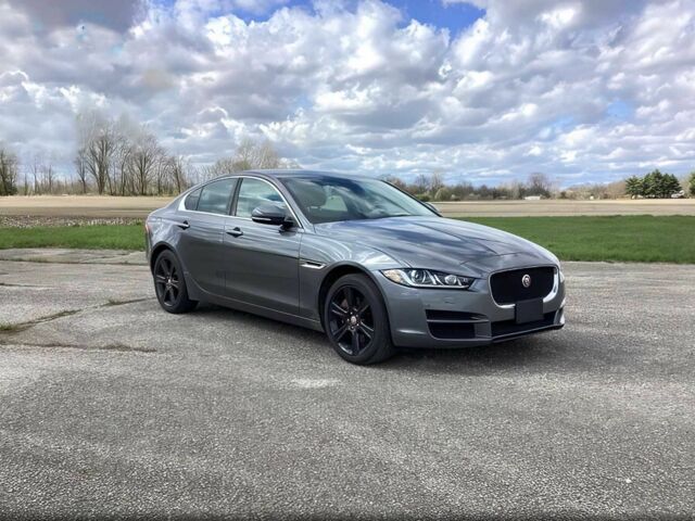 Серый Ягуар XE, объемом двигателя 2 л и пробегом 33 тыс. км за 9000 $, фото 1 на Automoto.ua