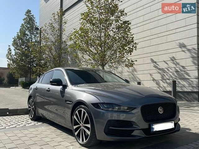 Серый Ягуар XE, объемом двигателя 2 л и пробегом 133 тыс. км за 18000 $, фото 1 на Automoto.ua