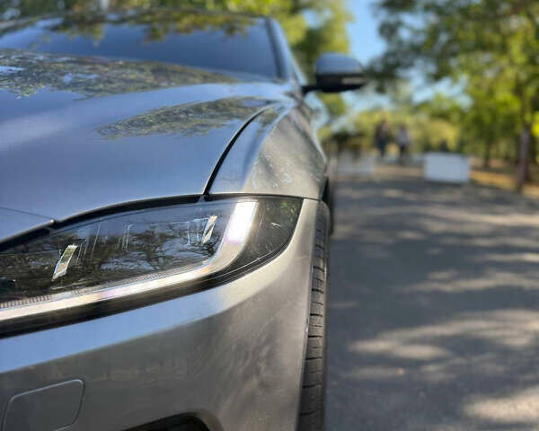 Серый Ягуар XE, объемом двигателя 2 л и пробегом 45 тыс. км за 27500 $, фото 1 на Automoto.ua