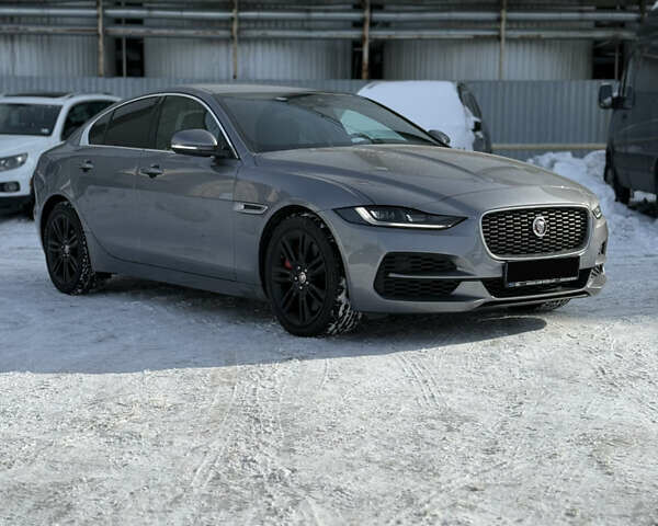 Серый Ягуар XE, объемом двигателя 2 л и пробегом 24 тыс. км за 29000 $, фото 1 на Automoto.ua