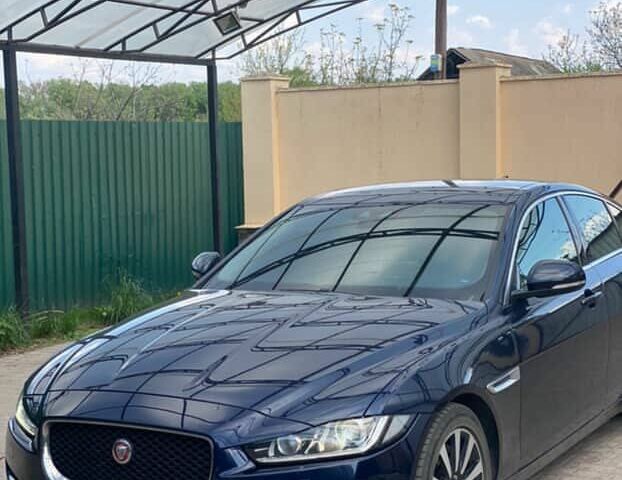 Синий Ягуар XE, объемом двигателя 2 л и пробегом 158 тыс. км за 17000 $, фото 1 на Automoto.ua