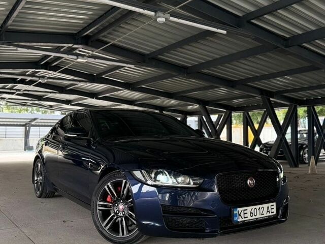 Синий Ягуар XE, объемом двигателя 2 л и пробегом 62 тыс. км за 16000 $, фото 1 на Automoto.ua