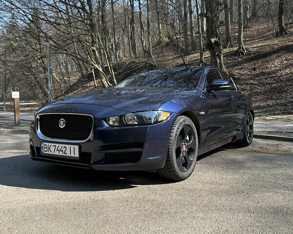 Синий Ягуар XE, объемом двигателя 2 л и пробегом 106 тыс. км за 13000 $, фото 1 на Automoto.ua